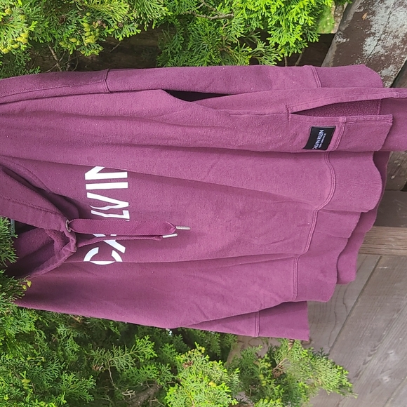 ~*    SALE ITEM !!     Calvin Klein sweatshirt - Picture 2 of 4